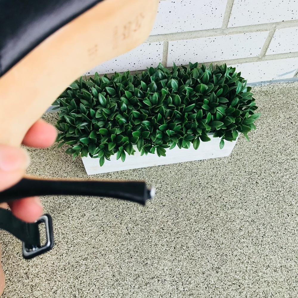 Manolo Blahnik Black ankle Strap shoes size 39.5 - Picture 8 of 8